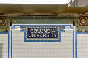cidade de nova york - 19 de agosto de 2017 - estação de metrô 116th street, universidade de columbia no sistema de metrô de nova york na linha 1 de trem. foto