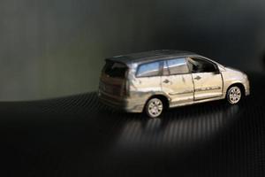 foto do carro toyota innova arranhado de um menino.