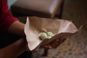 klepon é um lanche tradicional popular indonésio, feito de farinha de arroz glutinoso que é formado em pequenas bolas e recheado com açúcar mascavo. comida tradicional indonésia. foto