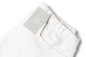 etiqueta de papel em uma calça de moletom branca 100% algodão orgânico foto