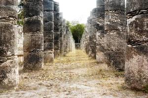 colunas no templo de mil guerreiros foto