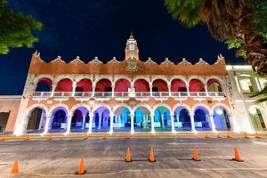 fachada da prefeitura à noite em merida, yucatan, méxico. foto