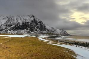 praia de seixos cênica em eggum, ilhas lofoten, ártico, noruega, escandinávia, europa em um dia nublado de inverno. foto