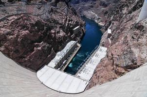 Hoover Dam, originalmente conhecida como Boulder Dam, é uma represa de concreto em arco de gravidade no Black Canyon do Rio Colorado, na fronteira entre os Estados Unidos de Nevada e Arizona. foto