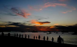 futebol na praia ao pôr do sol, cidade de pedra, zanzibar foto