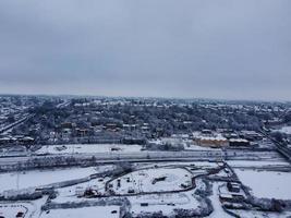 vista de alto ângulo da paisagem e da paisagem urbana de luton do norte coberta de neve, imagens aéreas da cidade de luton do norte da inglaterra reino unido após a queda de neve. a 1ª queda de neve deste inverno de 2022 foto