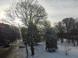 vista deslumbrante do parque público local após a neve cair sobre a inglaterra foto