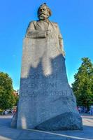 Moscou, Rússia - 23 de junho de 2018 - monumento a Karl Marx no centro da cidade de Moscou, um marco popular. inscrito com as palavras, proletários de todos os países, uni-vos foto