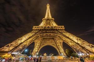 a torre eiffel, uma torre de treliça de ferro forjado no champ de mars em paris, frança, 2022 foto