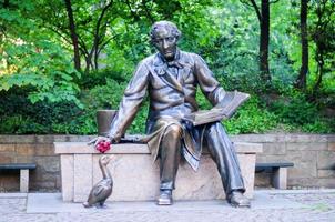 monumento a hans christian andersen, o famoso escritor de contos de fadas dinamarquês no central park em nova york, 2022 foto
