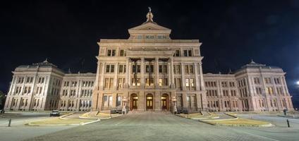 o prédio do capitólio do estado do texas, noite foto