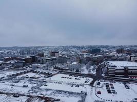 vista de alto ângulo da paisagem e da paisagem urbana de luton do norte coberta de neve, imagens aéreas da cidade de luton do norte da inglaterra reino unido após a queda de neve. a 1ª queda de neve deste inverno de 2022 foto