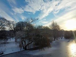 vista deslumbrante do parque público local após a neve cair sobre a inglaterra foto