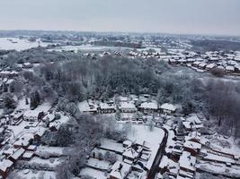 vista de alto ângulo da paisagem e da paisagem urbana de luton do norte coberta de neve, imagens aéreas da cidade de luton do norte da inglaterra reino unido após a queda de neve. a 1ª queda de neve deste inverno de 2022 foto