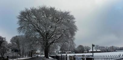 vista de alto ângulo da paisagem e da paisagem urbana de luton do norte coberta de neve, imagens aéreas da cidade de luton do norte da inglaterra reino unido após a queda de neve. a 1ª queda de neve deste inverno de 2022 foto