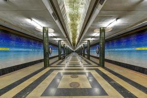 tashkent, uzbequistão - 8 de julho de 2019 - estação de metrô kosmonavtlar, uma estação com tema de programa espacial do metrô de tashkent na linha ozbekiston em tashkent, uzbequistão. foto