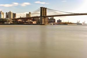 a ponte do brooklyn vista do lado de manhattan na cidade de nova york. foto