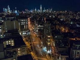 vista aérea do centro de manhattan do centro de manhattan, nova york à noite. foto