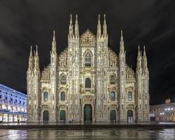 catedral de milão, duomo di milano, uma das maiores igrejas do mundo, à noite na praça piazza duomo, no centro da cidade de milão, na itália. foto