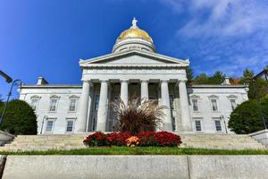 o edifício do capitólio do estado em montpelier vermont, eua foto