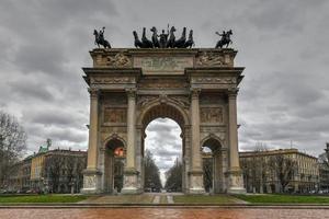 arco da paz - milão, itália foto