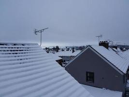 vista de alto ângulo da paisagem e da paisagem urbana de luton do norte coberta de neve, imagens aéreas da cidade de luton do norte da inglaterra reino unido após a queda de neve. a 1ª queda de neve deste inverno de 2022 foto