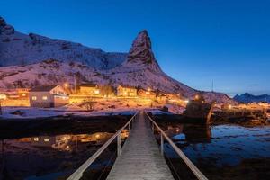 inverno em reine, ilhas lofoten, noruega. foto