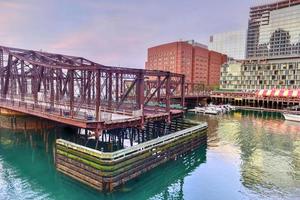 porto de boston em massachusetts, eua, com sua mistura de arquitetura moderna e histórica. foto