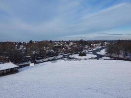 vista deslumbrante do parque público local após a neve cair sobre a inglaterra foto