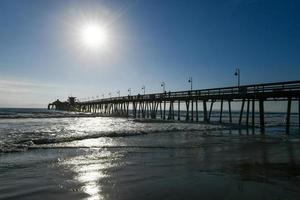 o cais e o oceano pacífico ao pôr do sol, na praia imperial, perto de san diego, califórnia foto