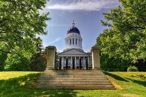 a casa do estado de maine em augusta, maine é a capital do estado de maine. o edifício foi concluído em 1832, um ano depois que augusta se tornou a capital do maine. foto