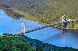 a ponte da montanha de urso, batizada cerimonialmente de ponte do memorial dos veteranos do coração roxo, é uma ponte suspensa com pedágio no estado de nova york. foto