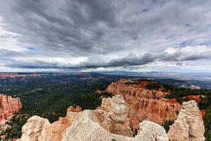 ponto do arco-íris no parque nacional de bryce canyon em utah, estados unidos. foto