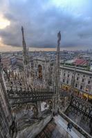 catedral de milão, duomo di milano, uma das maiores igrejas do mundo, na praça piazza duomo, no centro da cidade de milão, na itália. foto