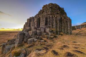 colunas de basalto dverghamrar, islândia foto