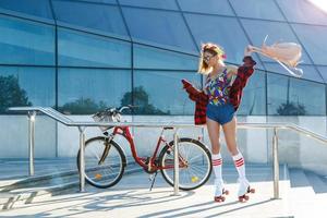 menina no patins na cidade foto