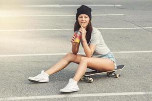 retrato de uma linda garota com um skate foto