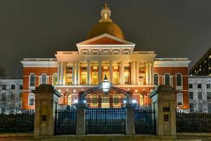 a massachusetts state house está localizada no bairro de beacon hill em boston. foto