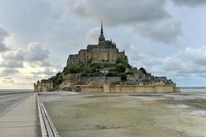 bela catedral de mont saint-michel na ilha, normandia, norte da frança, europa. foto