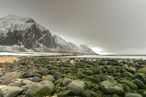 praia de seixos cênica em eggum, ilhas lofoten, ártico, noruega, escandinávia, europa em um dia nublado de inverno. foto