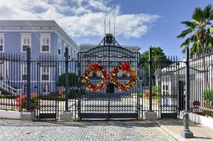 la fortaleza é a residência oficial do governador de porto rico. foi construído em 1533-1540 para defender o porto de san juan. palácio de santa catalina foto