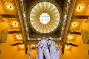 richmond, virginia - 19 de fevereiro de 2017 - monumento a george washington na rotunda do capitólio do estado de virginia em richmond, virginia. foto