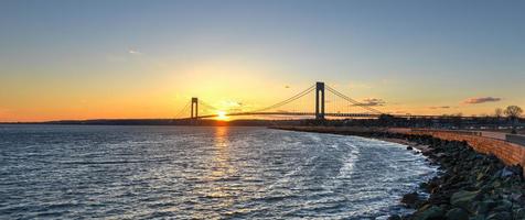 verrazano estreita ponte ao pôr do sol foto