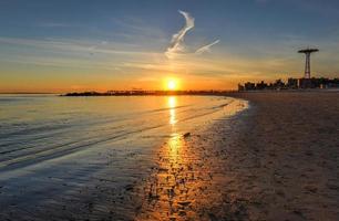 Pôr do sol na praia de Brighton e Coney Island foto