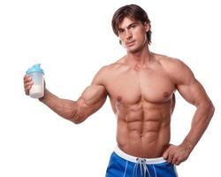 homem musculoso com bebida de proteína em shaker foto
