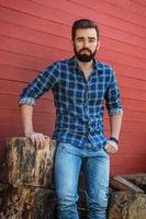 retrato de homem barbudo bonito em camisa quadriculada foto