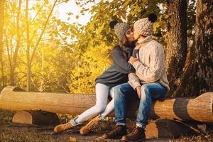 jovem casal no parque em dia ensolarado de outono foto