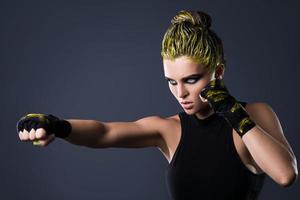 lutador de mma mulher com cabelo amarelo no estúdio foto