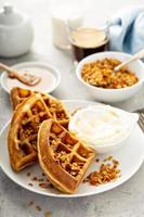 waffles de café da manhã com iogurte e granola foto
