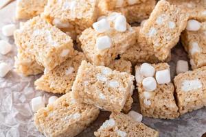 arroz krispie trata mordidas com marshmallow, lanche para crianças foto